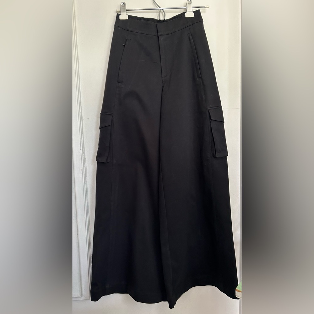 alo- Show Off Cargo wide leg black trouser